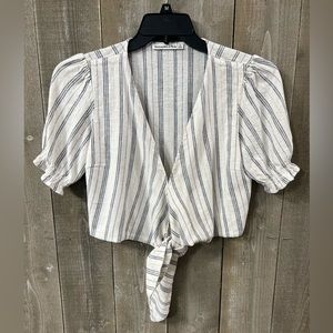 A&F cropped tie front blouse size small